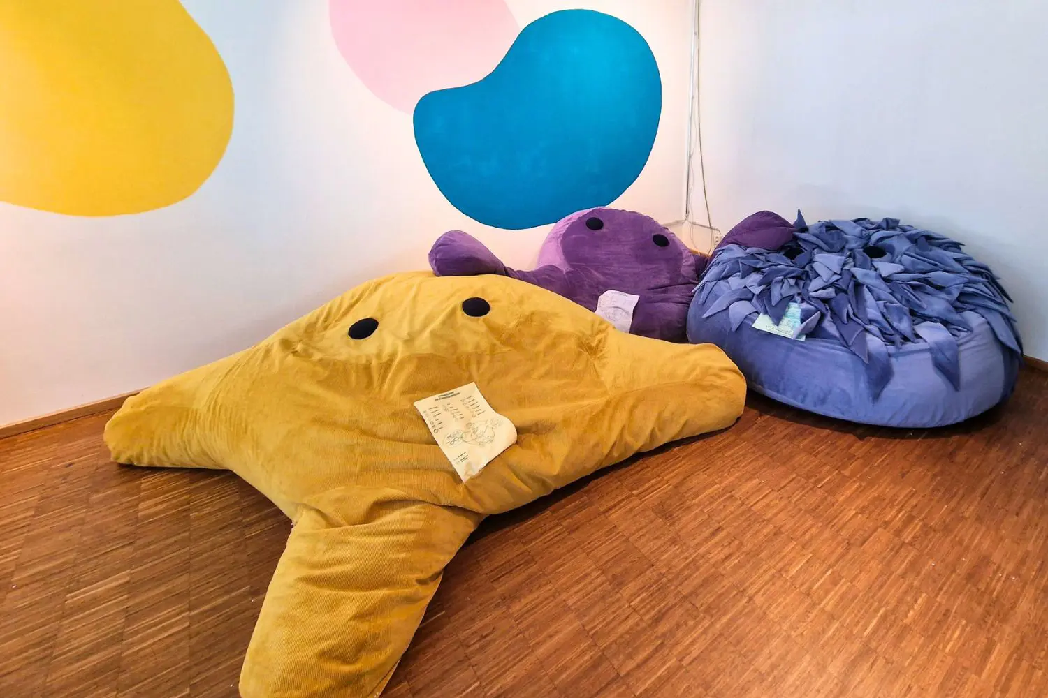 Riesenmonster in Zusammenarbeit mit Werkbande für Studio of Wonders, Mall of Berlin, Oversize Kuschelmonster , Shop Dekoration, Messestand, Merchandize