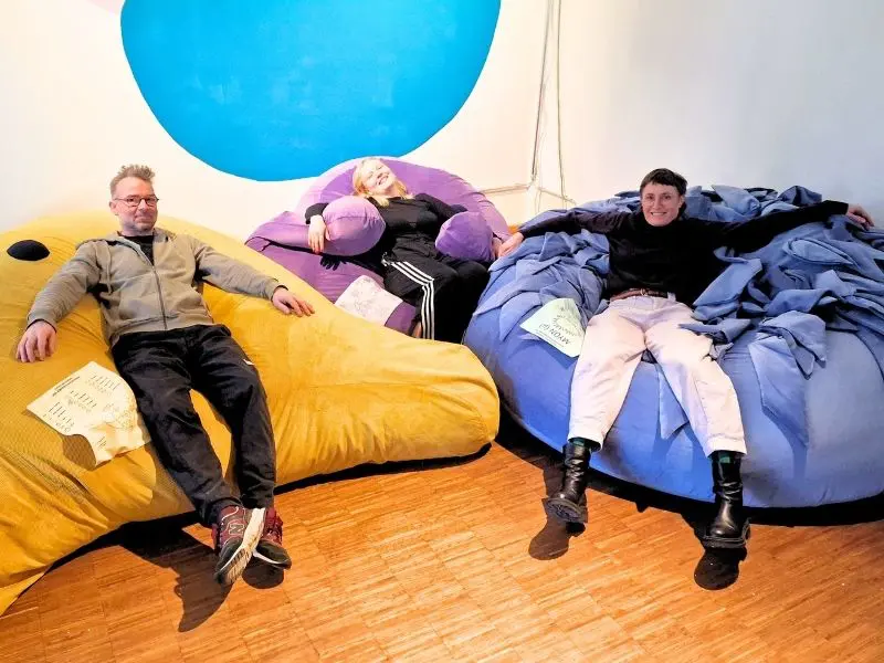 Wir glauben an Transparenz – nicht nur im Designprozess, sondern auch in der Produktion. Daher dokumentieren wir die Entstehung des Soft Giant vom ersten Entwurf bis zur letzten Naht. In unserem kommenden Making-of-Video auf YouTube öffnen wir Türen, zeigen Zwischenschritte, geben Einblicke in textile Herausforderungen und zeigen: echte Handarbeit braucht Zeit, Hingabe – und viele Meter Stoff.