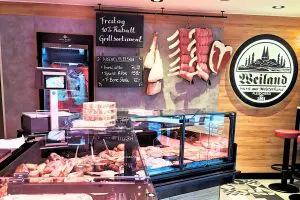 Bei der Fleischerei Weiland trifft tierisches Fleisch auf textiles Fleisch.