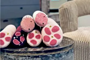 Das Bierschinken Wurstkissen von Aufschnitt: Wie kreatives Visual Merchandising begeistert Ob beim Friseur, Optiker, Akustiker oder in der Fleischerei – die Inszenierung des Sortiments mit Aufschnitt Berlin sorgt für Schmunzeln, Aufmerksamkeit und ein einzigartiges Einkaufserlebnis. Bei Optik Haug in Esslingen zieht ein Schaufenster mit Wurstketten, Netzsalamis und Blutwurstringen die Blicke auf sich – und das mitten in einem Brillengeschäft! Geschäftsführer Alexander Hofmann setzt seit Jahren auf originelle Deko-Elemente, um Passanten zum Innehalten zu bewegen. „Ein Schaufenster muss überraschen“, so Hofmann. Die veganen Plüsch-Wurstkissen von Aufschnitt Berlin bilden eine perfekte Ergänzung zum hochwertigen Brillensortiment und bringen eine Prise Humor ins Stadtbild.