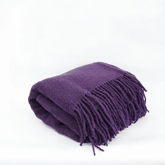 Boucle-decke-wolldecke-aufschnitt-Berlin-stylische-decke-Wohnzimmer-aubergine-lila-knallige-farben-wohndecke-kuscheldecke