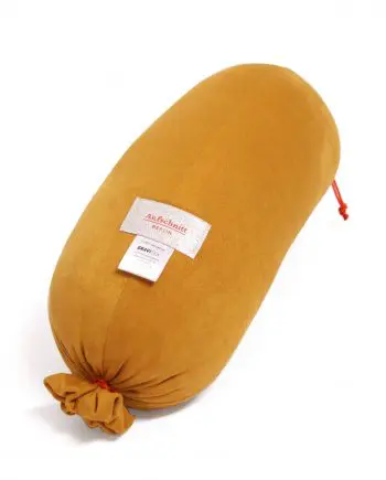 Edgar erblickte am 25.08.2012 das Licht der Welt. Er ist ca. 40cm lang und hat einen Durchmesser von ca. 12cm. Edgar bringt stolze 72g auf die Waage - ein wahrer Wonneproppen. Sein zartes inneres Kissen wird von einer herzhaften Mikrofaser – Außenhülle geschützt. Die Enden sind mit einer Kunststoffkordel zu Wurstzipfeln gebunden.