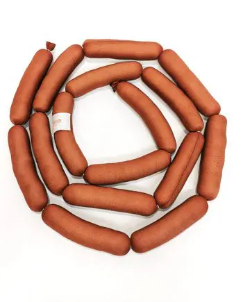 Die Wurstkette von Aufschnitt Berlin ist ein witziges Geschenk für Menschen, die Wurst möggen. Die Wurst kann man als Vegetarier als Gastgeschenk zu einer Grillfeier mitbringen.