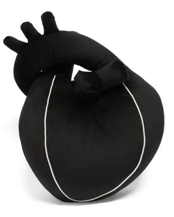 Das Herzkissen als Symbol der Stärke und Macht, aber auch der Liebe. Das Herzkissen zählte ursprünglich zu unserer Organkollektion, doch es konnte sich in kürzester Zeit zu einem Herzensbrecher hocharbeiten. Ein wunderschönes prall gefülltes Herzkissen, dessen Form zum genaueren Hinschauen verleitet. Aorta und Hohlvene sind ineinander verschlingbar. Das Material ist ein besonders weicher Samt in 2 unterschiedlichen Farbnuancen. Der eingesetzte silbernen Keder beschreibt abstrahiert die Herzkranzgefäße auf der Oberfläche des Herzens und ist passgenau eingesetzt. Dieses Detail vereint Eleganz und hoher Handwerkskunst in einem.