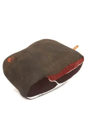 Das Kissen ist inspiriert durch den unverwechselbaren Tiroler Speck und die traditionelle Speckzubereitung. Das gemaserte Velourlederimitat auf der Außenhülle des Kissen verweist auf die Räucherung mit Buchenholz. Die dunkelrote saftige Farbe des Anschnittes und das Weiß des Speckanteils werden durch die Stickereien besonders in Szene gesetzt. Das Kissen ist das perfekte Geschenk für Opa, als Erinnerung an die eigenen Kindheit. Generation Speck wird somit vor Fettflecken auf dem Sofa oder sonstigen Textilien verschont.