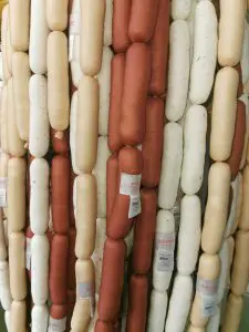 Als Außenmaterial wird geschmeidiges Lycra verwendet und mit Füllwatte nicht zu fest gestopft. Die 14 Wurstglieder werden einzeln von Hand abgebunden und an den Enden verschmolzen. Ein besonderes Detail sind die an den Wurstzipfeln markant eingeschmolzenen Stoffkanten, die die Stoffwurst fast nicht mehr von echter Wurst unterscheiden lassen. Das Produkt wird auf der Lebensmittelmesse in Köln ausgestellt.