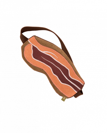 English Breakfast ab jetzt immer im Bett. Das amüsante Set, bestehend aus Spiegeleikissen und Bacon Augenmaske lässt jedem Schläfer das Wasser im Munde zusammenlaufen. Die besonders filigran bestickte Augenmaske ist ein wahres Schmuckstück bei Nacht. Die Innenseite der Maske ist aus besonders weichem dunkelbraunem Baumwollsamt. Passend dazu wurde für höchsten Tragekompfort ein besonders breites Gummiband verwendet.  Durch eine weiche Innenpolsterung ist die Schlafmaske absolut lichtundurchlässig.
