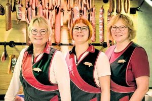 Bei der Fleischerei Weiland in Doberlug-Kirchhain trifft Tradition auf Kunst. Neben feinsten Wurstwaren gab es im Sommer 2024 Kuschelwürste von Aufschnitt Berlin. Die textilen Fleischwaren setzen ein ironisches Zeichen in Richtung nachhaltigem Konsum und zeigen, dass kreative Schaufensterdekoration auch in klassischen Branchen funktioniert.