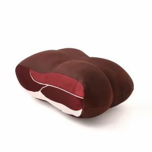 Das Kissen ist inspiriert durch den unverwechselbaren Tiroler Speck und die traditionelle Speckzubereitung. Das gemaserte Velourlederimitat auf der Außenhülle des Kissen verweist auf die Räucherung mit Buchenholz. Die dunkelrote saftige Farbe des Anschnittes und das Weiß des Speckanteils werden durch die Stickereien besonders in Szene gesetzt. Das Kissen ist das perfekte Geschenk für Opa, als Erinnerung an die eigenen Kindheit. Generation Speck wird somit vor Fettflecken auf dem Sofa oder sonstigen Textilien verschont.