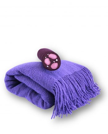 Wohndecke Bouclé aus Wolle in lila mit Wurst, gefertigt aus 100 % natürlicher Wolle, vereint Schönheit und Funktionalität auf einzigartige Weise.