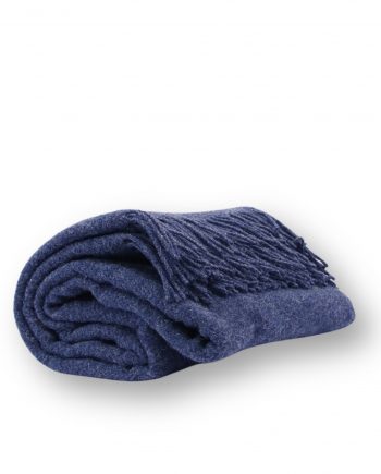 Gemütliche Kuscheldecke in grau Melange aus Wolle mit Fransen. Für dein Sofa oder als Stilelement für eine warme Atmosphäre.