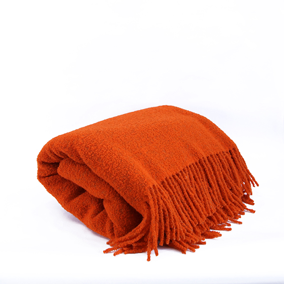 Boucle-decke-wolldecke-aufschnitt-Berlin-stylische-decke-Wohnzimmer-rot-orange-knallige-farben-wohndecke-kuscheldecke