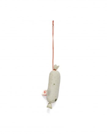 Kleine Baumanhänger aus Stoff in Form eines Würstchens - wenn Sie heute noch nicht geschmunzelt haben, dann hoffentlich jetzt. Geben Sie Ihrem Baum das gewisse Extra! Seidiges Lycra-Material verleiht der Mini-Wurst ihren besonders natürlichen Charakter. Die Wurstenden der Weisswurst werden mit einer Kordel von Hand versiegelt.