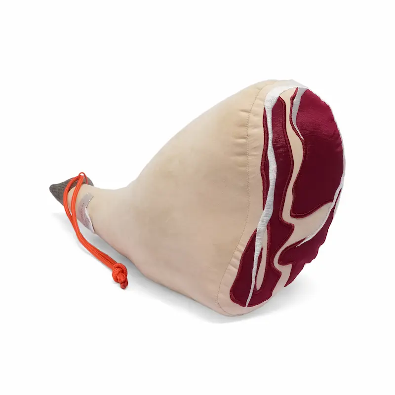 Das Schinkenkissen von Aufschnitt Berlin sieht aus, wie ein Schinken. Man kann es wunderbar zum kuscheln auf dem Sofa nutzen und es als Designobjekt in der Wohnung platzieren.