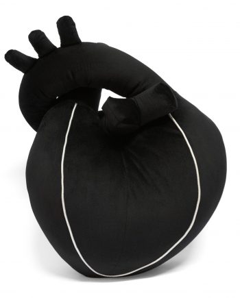 Das Herzkissen als Symbol der Stärke und Macht, aber auch der Liebe. Das Herzkissen zählte ursprünglich zu unserer Organkollektion, doch es konnte sich in kürzester Zeit zu einem Herzensbrecher hocharbeiten. Ein wunderschönes prall gefülltes Herzkissen, dessen Form zum genaueren Hinschauen verleitet. Aorta und Hohlvene sind ineinander verschlingbar. Das Material ist ein besonders weicher Samt in 2 unterschiedlichen Farbnuancen. Der eingesetzte silbernen Keder beschreibt abstrahiert die Herzkranzgefäße auf der Oberfläche des Herzens und ist passgenau eingesetzt. Dieses Detail vereint Eleganz und hoher Handwerkskunst in einem.