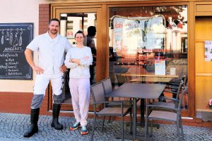 Bei der Fleischerei Weiland in Doberlug-Kirchhain trifft Tradition auf Kunst. Neben feinsten Wurstwaren gab es im Sommer 2024 Kuschelwürste von Aufschnitt Berlin. Die textilen Fleischwaren setzen ein ironisches Zeichen in Richtung nachhaltigem Konsum und zeigen, dass kreative Schaufensterdekoration auch in klassischen Branchen funktioniert.